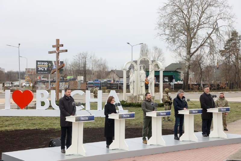 Рік тому наші воїни звільнили Бучу. Кадри зі звільненого міста шокували весь світ.
Біль Рік тому наші воїни звільнили Бучу. Кадри зі звільненого міста шокували весь світ.
Біль