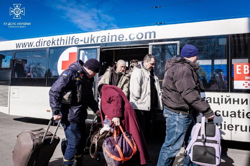 Постійні ворожі обстріли та небезпека для життя змушують мешканців Донеччини тимчасово виїжджати у безпечніші регіони України. Постійні ворожі обстріли та небезпека для життя змушують мешканців Донеччини тимчасово виїжджати у безпечніші регіони України.