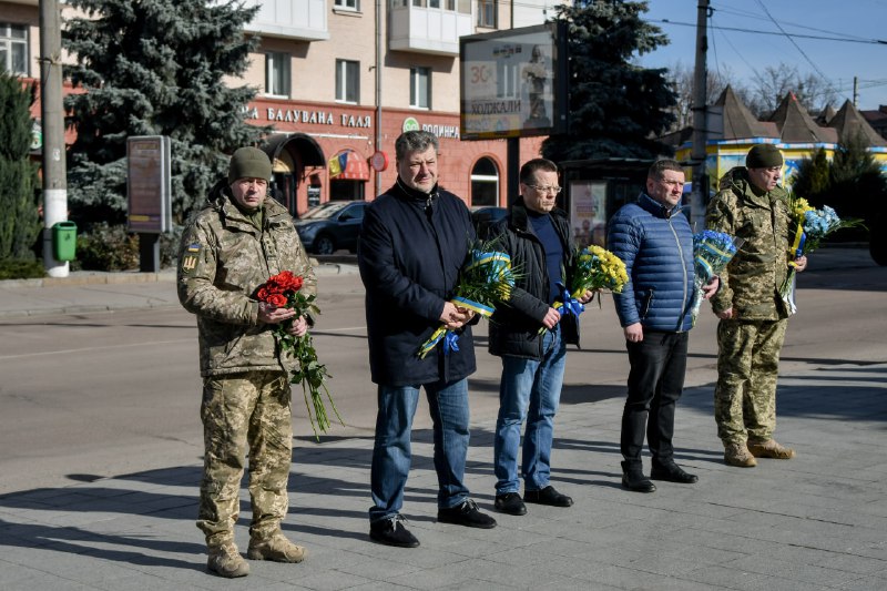 Сьогодні ми вшановуємо справжніх захисників, героїв нашої країни, уособлення нашого вільного духу, щирої самопожертви та відчайдушної відваги Сьогодні ми вшановуємо справжніх захисників, героїв нашої країни, уособлення нашого вільного духу, щирої самопожертви та відчайдушної відваги
