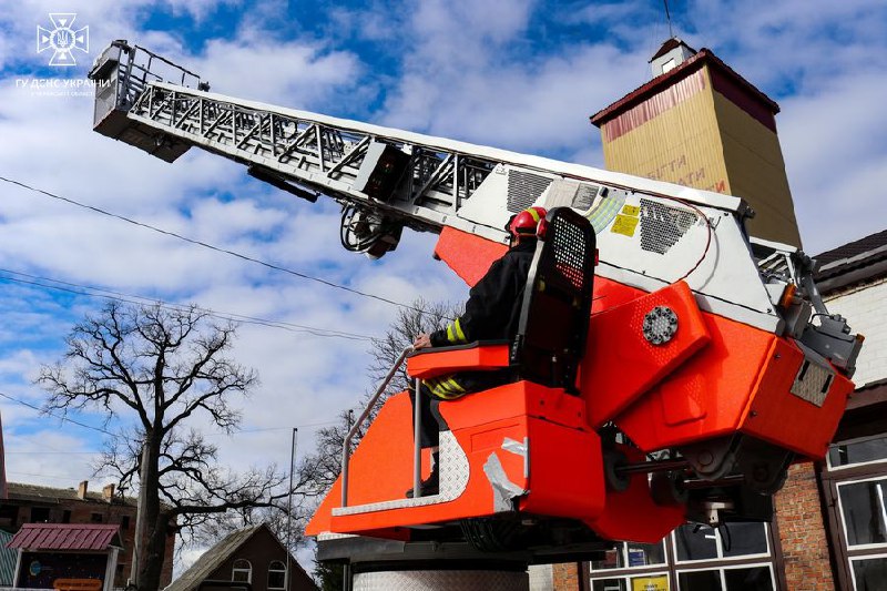 Технічне підсилення для рятувальників Черкащини
🚒З Німеччини до Звенигородки Черкаської області передали пожежне авто із телескопічною драбиною Технічне підсилення для рятувальників Черкащини
🚒З Німеччини до Звенигородки Черкаської області передали пожежне авто із телескопічною драбиною