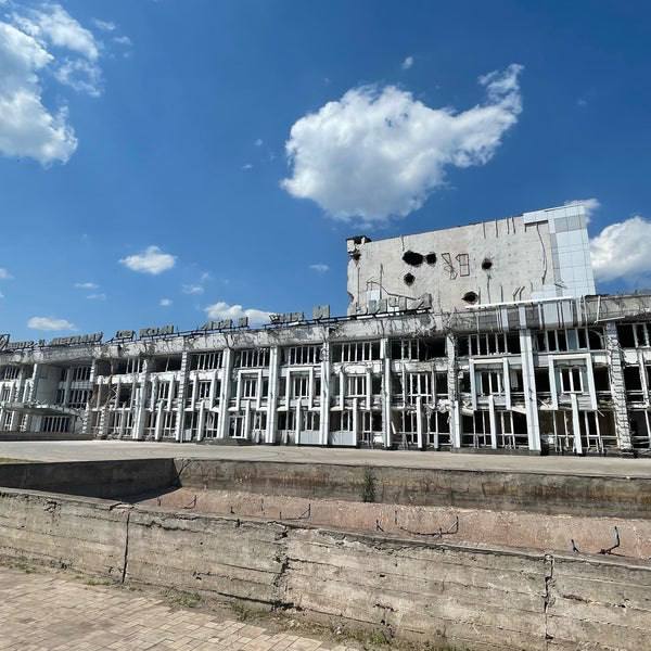 😞У чотирьох палацах культури Маріуполя переховувалися тисячі мирних людей 😞У чотирьох палацах культури Маріуполя переховувалися тисячі мирних людей