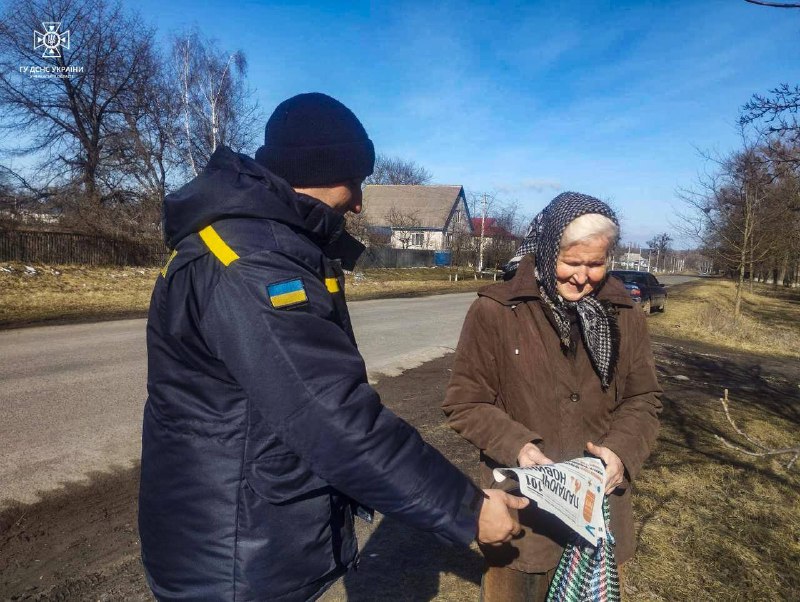 «Палаючі новини»🔥— рятувальники здійснюють інформаційно-роз`яснювальну роботу серед людей похилого віку «Палаючі новини»🔥— рятувальники здійснюють інформаційно-роз`яснювальну роботу серед людей похилого віку