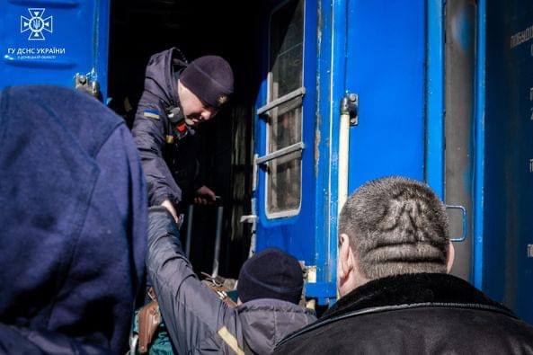 Постійні ворожі обстріли та небезпека для життя змушують мешканців Донеччини тимчасово виїжджати у безпечніші регіони України. Постійні ворожі обстріли та небезпека для життя змушують мешканців Донеччини тимчасово виїжджати у безпечніші регіони України.