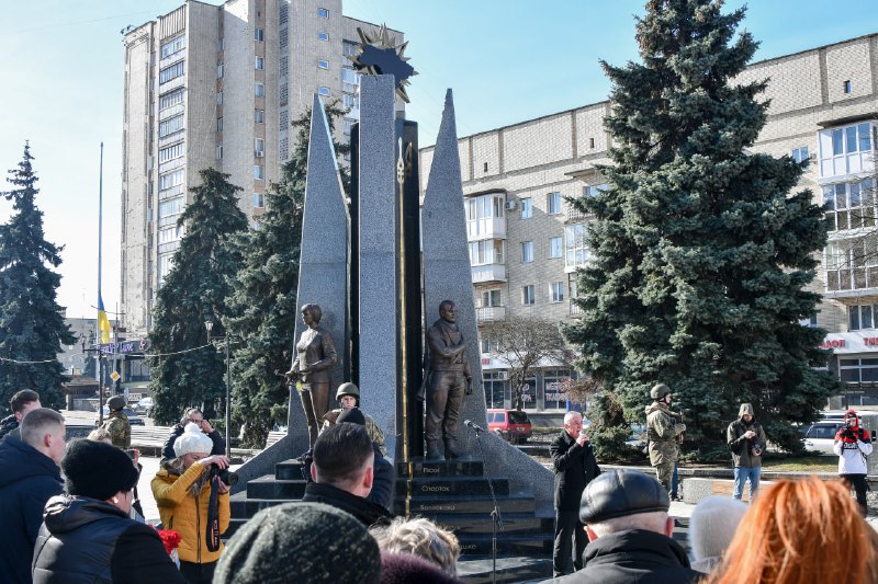 Сьогодні ми вшановуємо справжніх захисників, героїв нашої країни, уособлення нашого вільного духу, щирої самопожертви та відчайдушної відваги Сьогодні ми вшановуємо справжніх захисників, героїв нашої країни, уособлення нашого вільного духу, щирої самопожертви та відчайдушної відваги