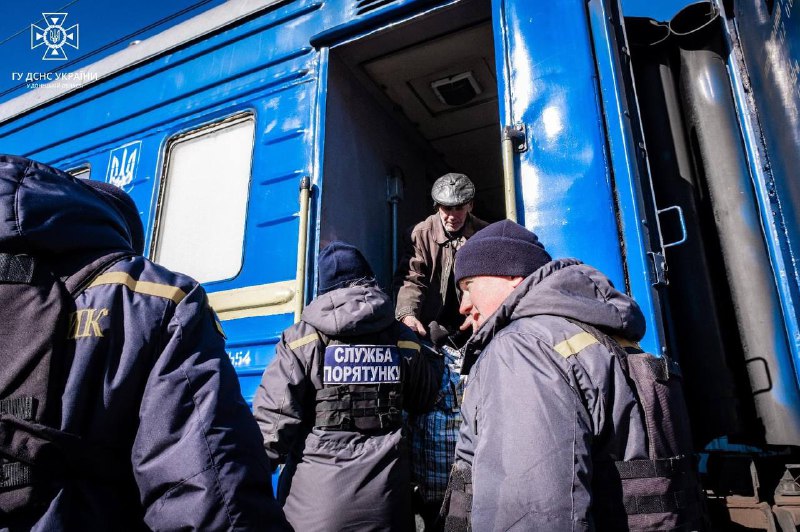 Постійні ворожі обстріли та небезпека для життя змушують мешканців Донеччини тимчасово виїжджати у безпечніші регіони України. Постійні ворожі обстріли та небезпека для життя змушують мешканців Донеччини тимчасово виїжджати у безпечніші регіони України.