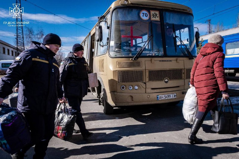 Постійні ворожі обстріли та небезпека для життя змушують мешканців Донеччини тимчасово виїжджати у безпечніші регіони України. Постійні ворожі обстріли та небезпека для життя змушують мешканців Донеччини тимчасово виїжджати у безпечніші регіони України.