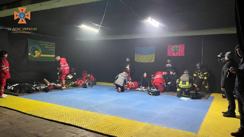 Навчаємося!
Запорізькі рятувальники разом з медиками і волонтерами відпрацювали спільні дії під час сортування постраждалих Навчаємося!
Запорізькі рятувальники разом з медиками і волонтерами відпрацювали спільні дії під час сортування постраждалих