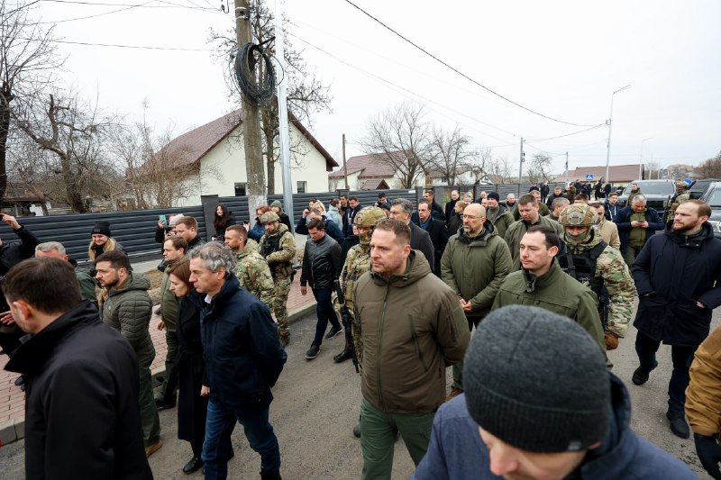 Рік тому наші воїни звільнили Бучу. Кадри зі звільненого міста шокували весь світ.
Біль Рік тому наші воїни звільнили Бучу. Кадри зі звільненого міста шокували весь світ.
Біль