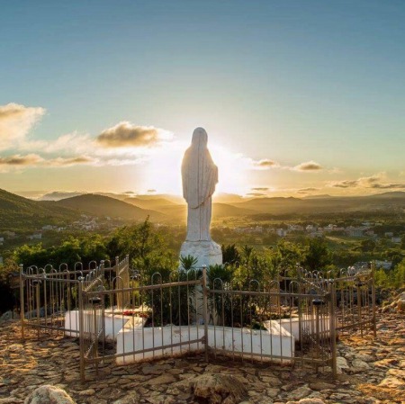 "Або ми навертаємось, або опиняємось у прірві", - Оксана Дмитерко коментує нове послання Богородиці "Або ми навертаємось, або опиняємось у прірві", - Оксана Дмитерко коментує нове послання Богородиці