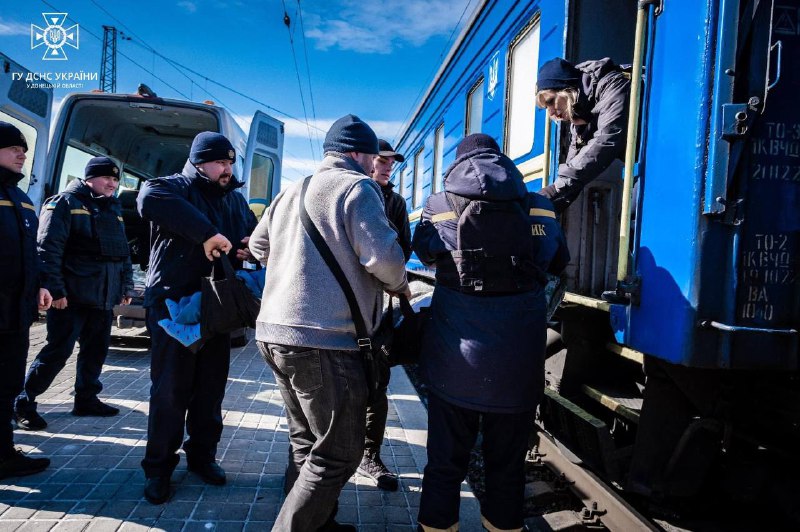 Постійні ворожі обстріли та небезпека для життя змушують мешканців Донеччини тимчасово виїжджати у безпечніші регіони України. Постійні ворожі обстріли та небезпека для життя змушують мешканців Донеччини тимчасово виїжджати у безпечніші регіони України.