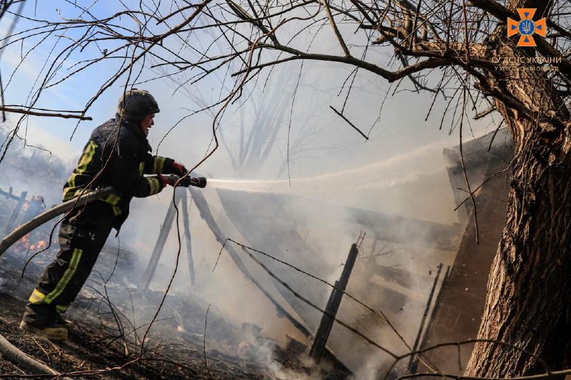 Ворог продовжує обстріли житлових кварталів Херсонської області
⏺Мешканці Херсонщини щодня потерпають від ворожих обстрілів Ворог продовжує обстріли житлових кварталів Херсонської області
⏺Мешканці Херсонщини щодня потерпають від ворожих обстрілів