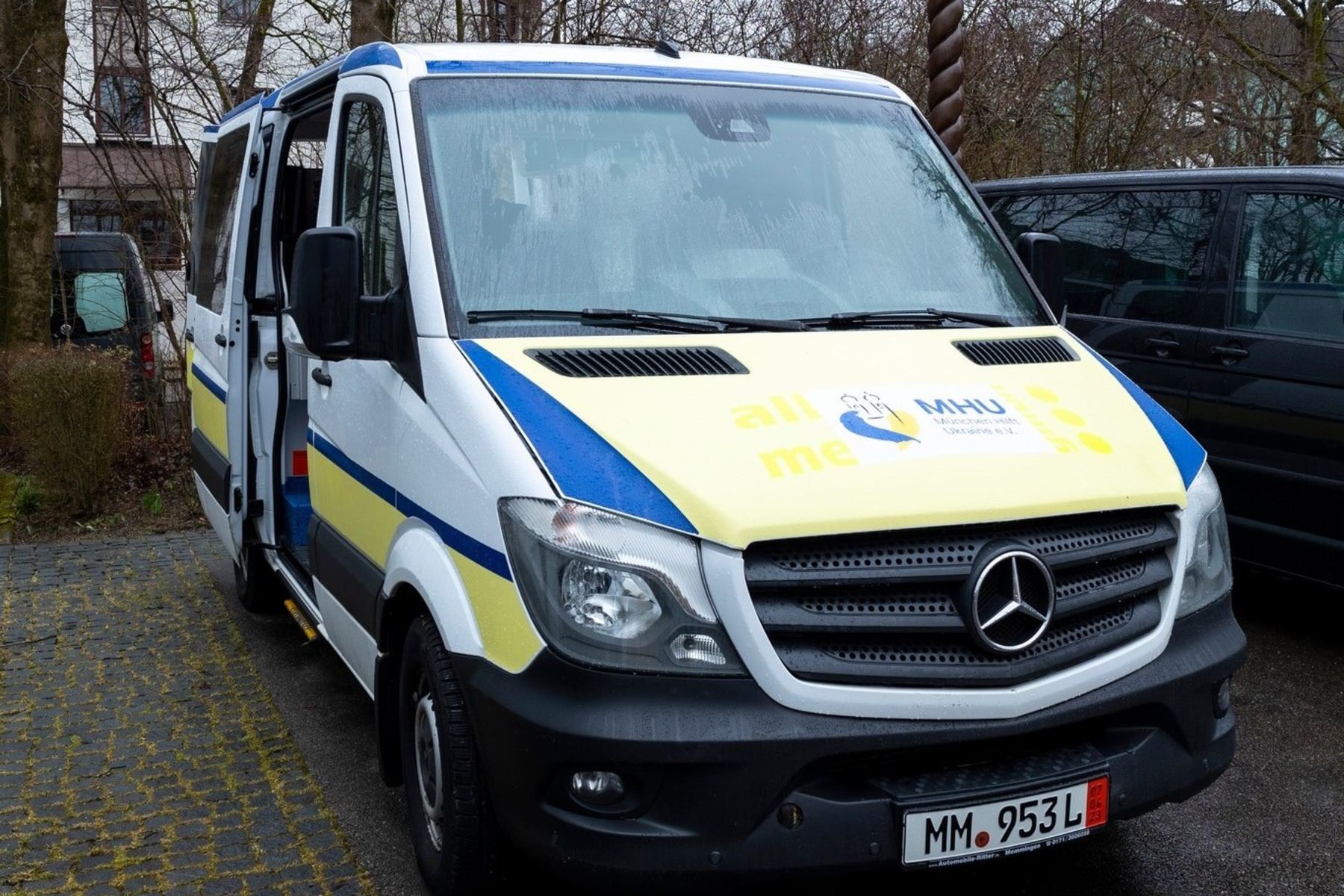 Благодійна організація &laquo;Мюнхен допомагає Україні&raquo; передала три автомобілі для медичних бригад