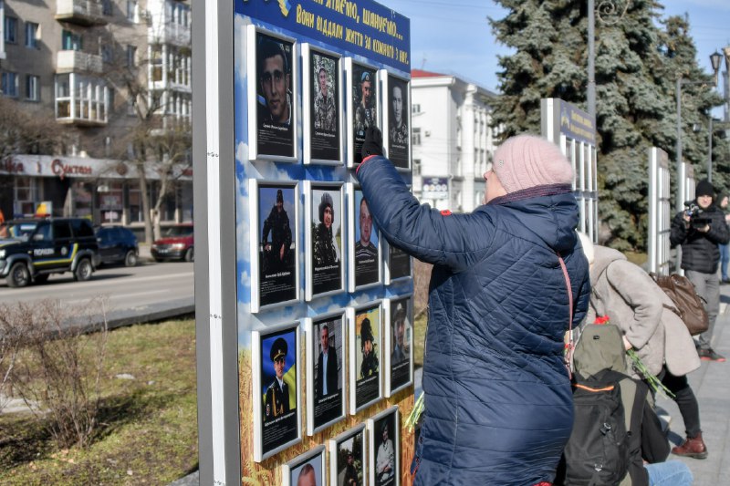 Сьогодні ми вшановуємо справжніх захисників, героїв нашої країни, уособлення нашого вільного духу, щирої самопожертви та відчайдушної відваги Сьогодні ми вшановуємо справжніх захисників, героїв нашої країни, уособлення нашого вільного духу, щирої самопожертви та відчайдушної відваги
