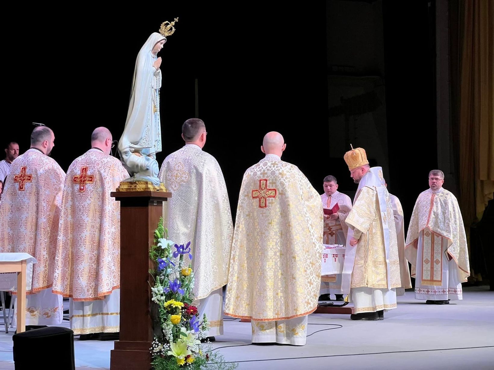 Єпископ Степан Сус освятив накупольний хрест греко-католицького храму у Фатімі Єпископ Степан Сус освятив накупольний хрест греко-католицького храму у Фатімі