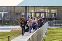 Незламні та&nbsp;креативні: студенти УКУ після повідомлення про замінування продовжили навчання просто неба