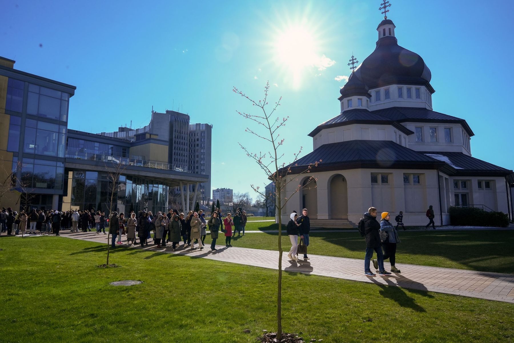 Незламні та&nbsp;креативні: студенти УКУ після повідомлення про замінування продовжили навчання просто неба