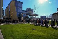 Незламні та&nbsp;креативні: студенти УКУ після повідомлення про замінування продовжили навчання просто неба