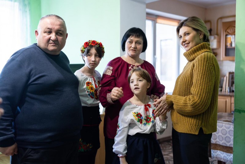 Олена Зеленська разом із командою своєї Фундації відвідала дитячий будинок сімейного типу на Львівщині та передала гуманітарну допомогу Олена Зеленська разом із командою своєї Фундації відвідала дитячий будинок сімейного типу на Львівщині та передала гуманітарну допомогу