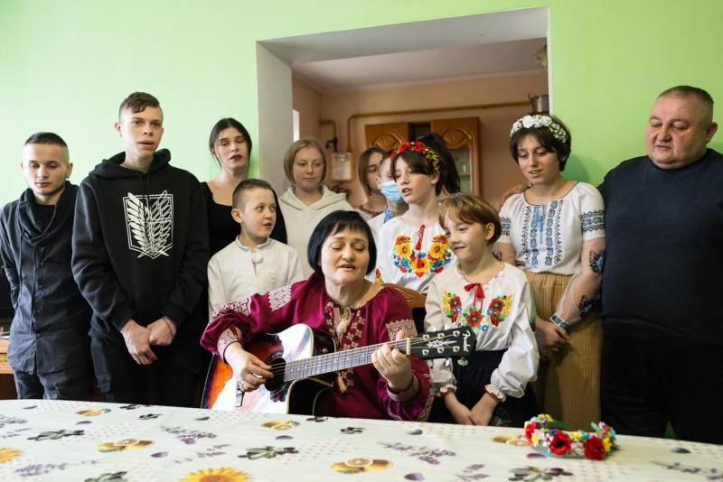 Олена Зеленська разом із командою своєї Фундації відвідала дитячий будинок сімейного типу на Львівщині та передала гуманітарну допомогу Олена Зеленська разом із командою своєї Фундації відвідала дитячий будинок сімейного типу на Львівщині та передала гуманітарну допомогу