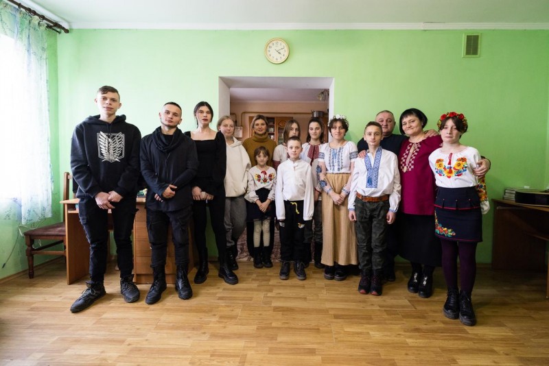 Олена Зеленська разом із командою своєї Фундації відвідала дитячий будинок сімейного типу на Львівщині та передала гуманітарну допомогу Олена Зеленська разом із командою своєї Фундації відвідала дитячий будинок сімейного типу на Львівщині та передала гуманітарну допомогу