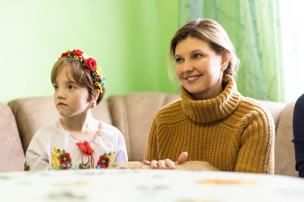 Олена Зеленська разом із командою своєї Фундації відвідала дитячий будинок сімейного типу на Львівщині та передала гуманітарну допомогу Олена Зеленська разом із командою своєї Фундації відвідала дитячий будинок сімейного типу на Львівщині та передала гуманітарну допомогу