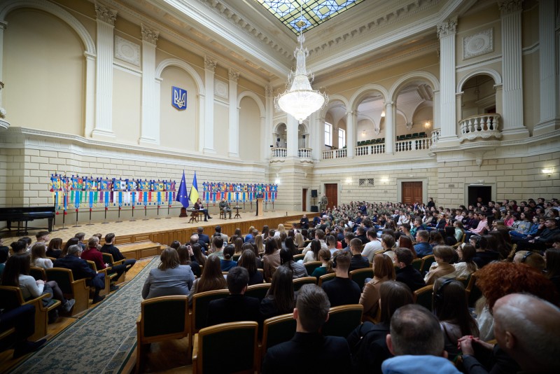 Освіта в Україні має стати більш сучасною – Володимир Зеленський і Роберта Мецола поспілкувалися зі студентами Львівщини Освіта в Україні має стати більш сучасною – Володимир Зеленський і Роберта Мецола поспілкувалися зі студентами Львівщини