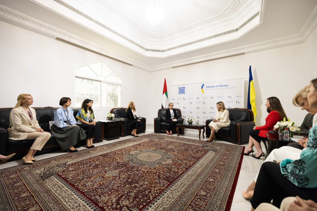 Перша леді зустрілася з представниками уряду ОАЕ: З кожним днем українського у світі стає більше Перша леді зустрілася з представниками уряду ОАЕ: З кожним днем українського у світі стає більше