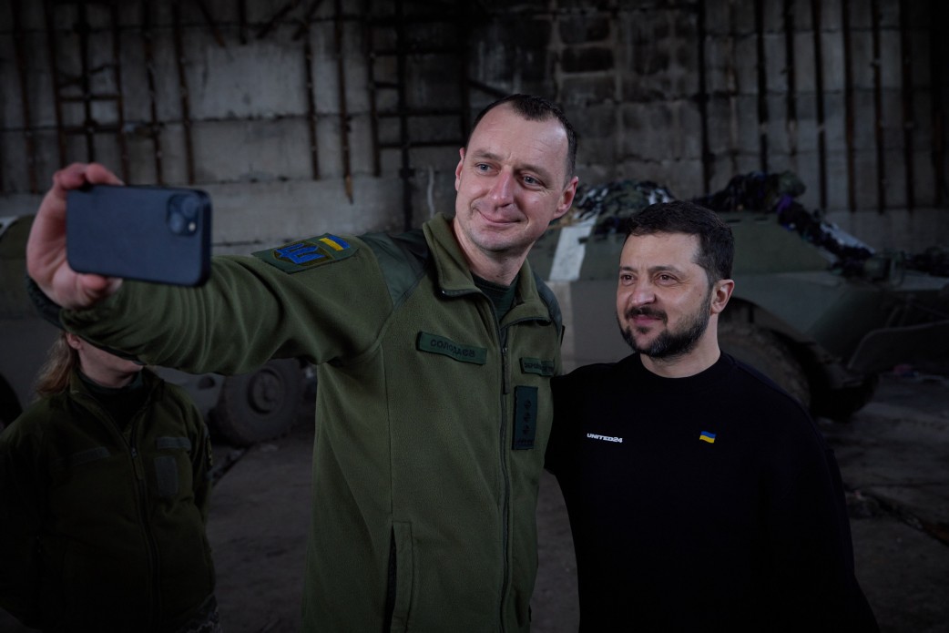Президент відвідав передові позиції на Донеччині та нагородив оборонців Бахмута Президент відвідав передові позиції на Донеччині та нагородив оборонців Бахмута
