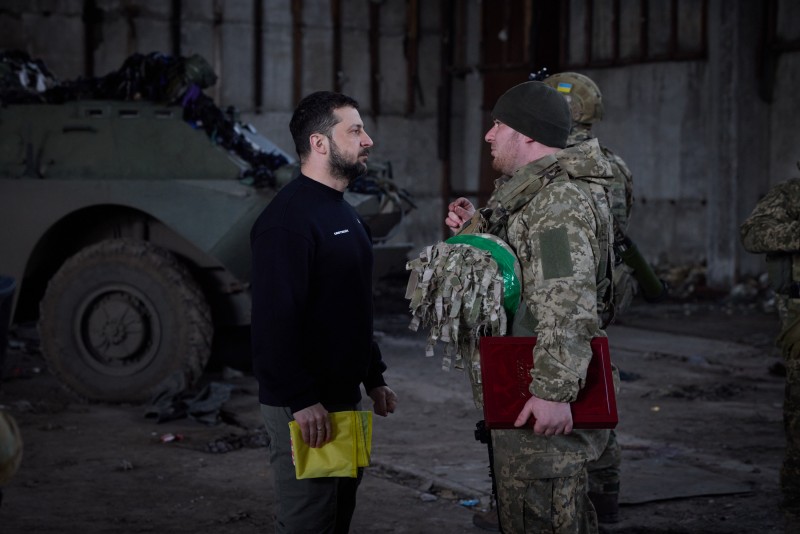 Президент відвідав передові позиції на Донеччині та нагородив оборонців Бахмута Президент відвідав передові позиції на Донеччині та нагородив оборонців Бахмута