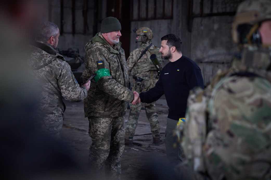 Президент відвідав передові позиції на Донеччині та нагородив оборонців Бахмута Президент відвідав передові позиції на Донеччині та нагородив оборонців Бахмута