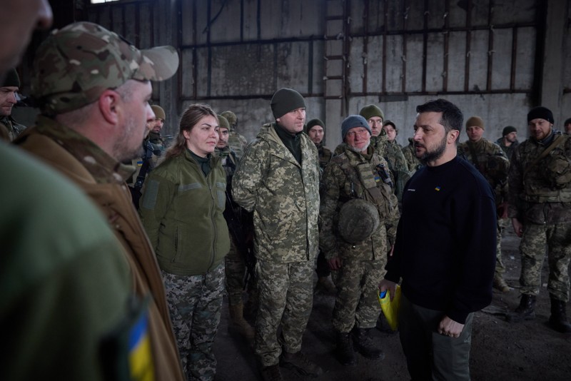 Президент відвідав передові позиції на Донеччині та нагородив оборонців Бахмута Президент відвідав передові позиції на Донеччині та нагородив оборонців Бахмута