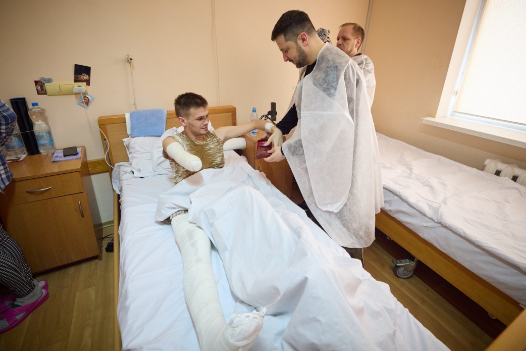 У Львові президенти та перші леді України й Латвії вшанували пам’ять загиблих українських захисників У Львові президенти та перші леді України й Латвії вшанували пам’ять загиблих українських захисників