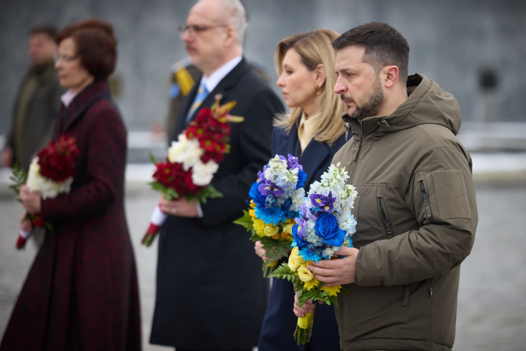 У Львові президенти та перші леді України й Латвії вшанували пам’ять загиблих українських захисників У Львові президенти та перші леді України й Латвії вшанували пам’ять загиблих українських захисників