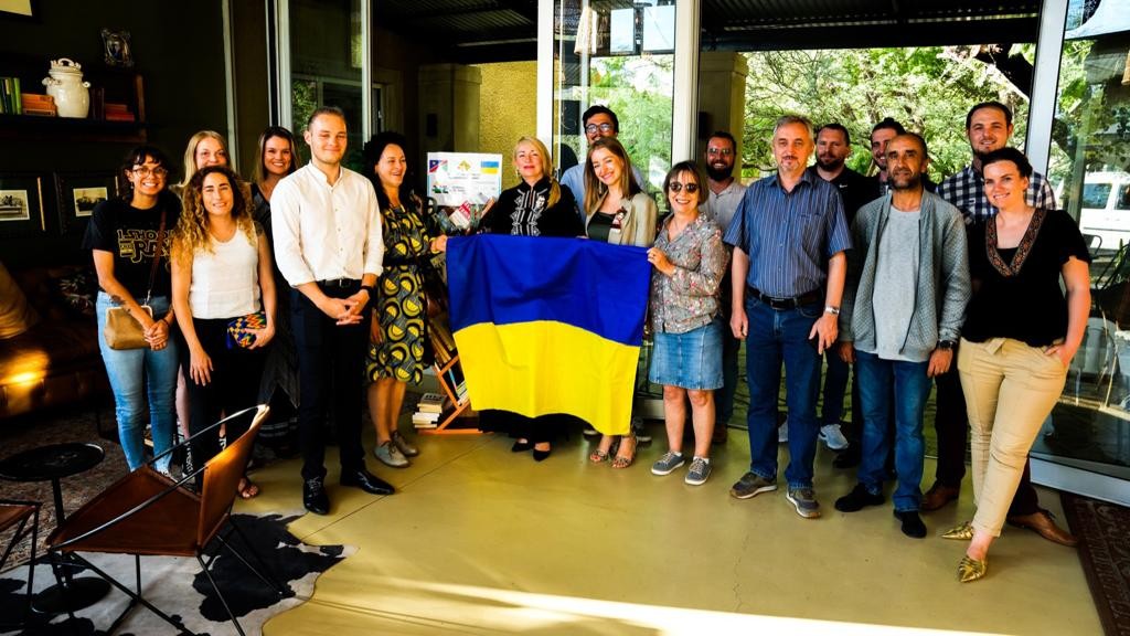 Українські книжкові полички під патронатом Олени Зеленської з’явилися ще у двох країнах світу Українські книжкові полички під патронатом Олени Зеленської з’явилися ще у двох країнах світу