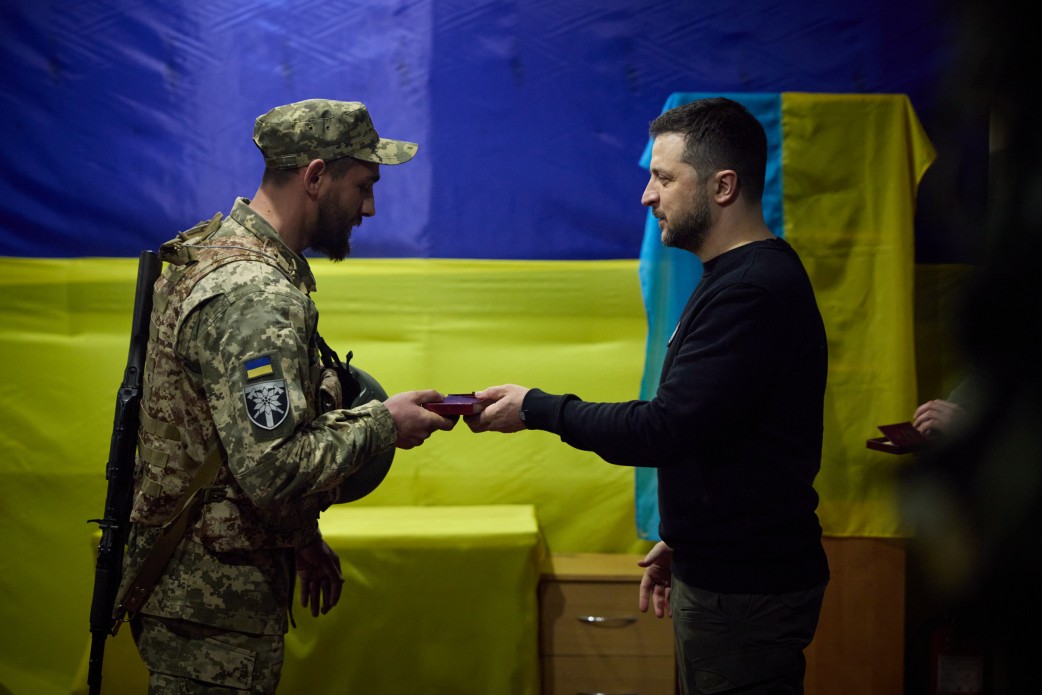 Володимир Зеленський ознайомився з роботою командного пункту ОУВ «Запоріжжя» й провів нараду щодо ситуації в області Володимир Зеленський ознайомився з роботою командного пункту ОУВ «Запоріжжя» й провів нараду щодо ситуації в області