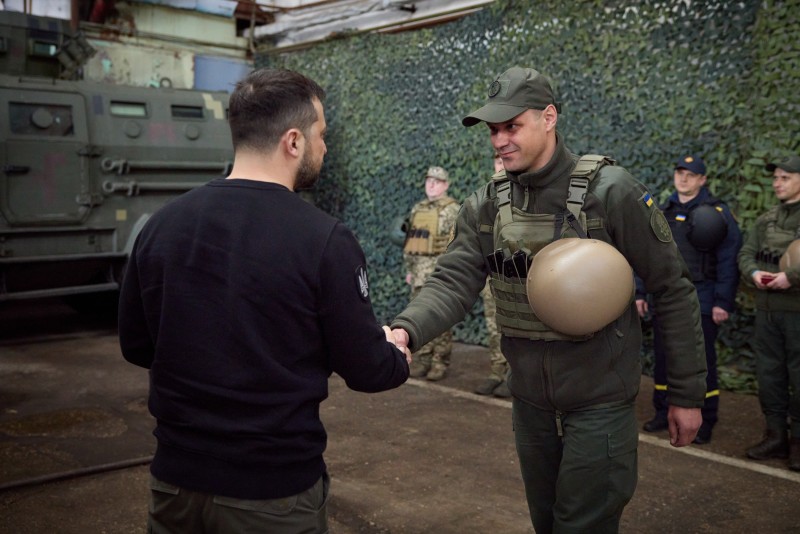 Володимир Зеленський ознайомився з роботою командного пункту ОУВ «Запоріжжя» й провів нараду щодо ситуації в області Володимир Зеленський ознайомився з роботою командного пункту ОУВ «Запоріжжя» й провів нараду щодо ситуації в області
