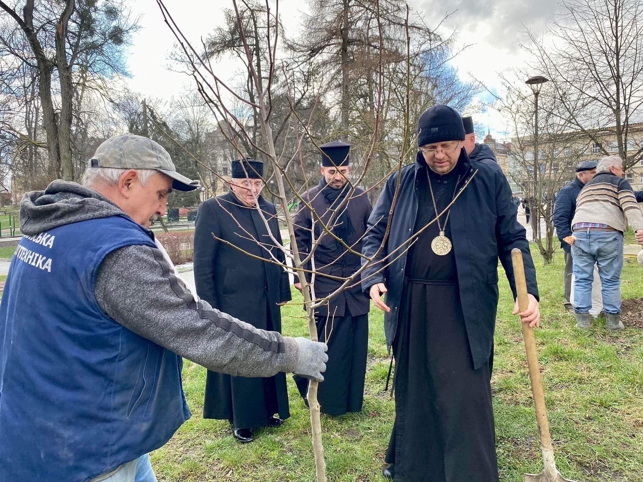 З нагоди року Блаженнішого Любомира Гузара духовенство та науковці висадили саджанці дерев З нагоди року Блаженнішого Любомира Гузара духовенство та науковці висадили саджанці дерев