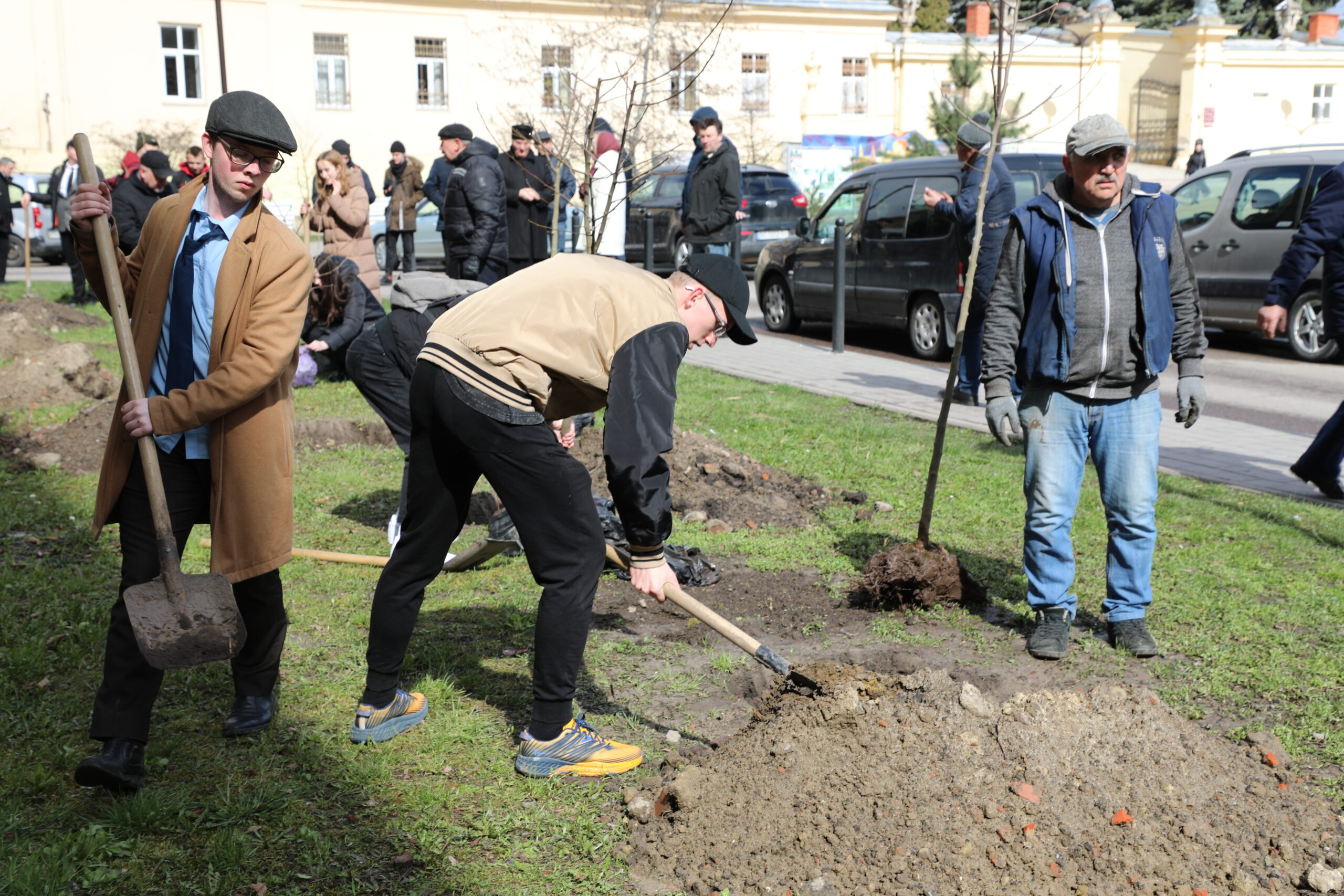 З нагоди року Блаженнішого Любомира Гузара духовенство та науковці висадили саджанці дерев З нагоди року Блаженнішого Любомира Гузара духовенство та науковці висадили саджанці дерев