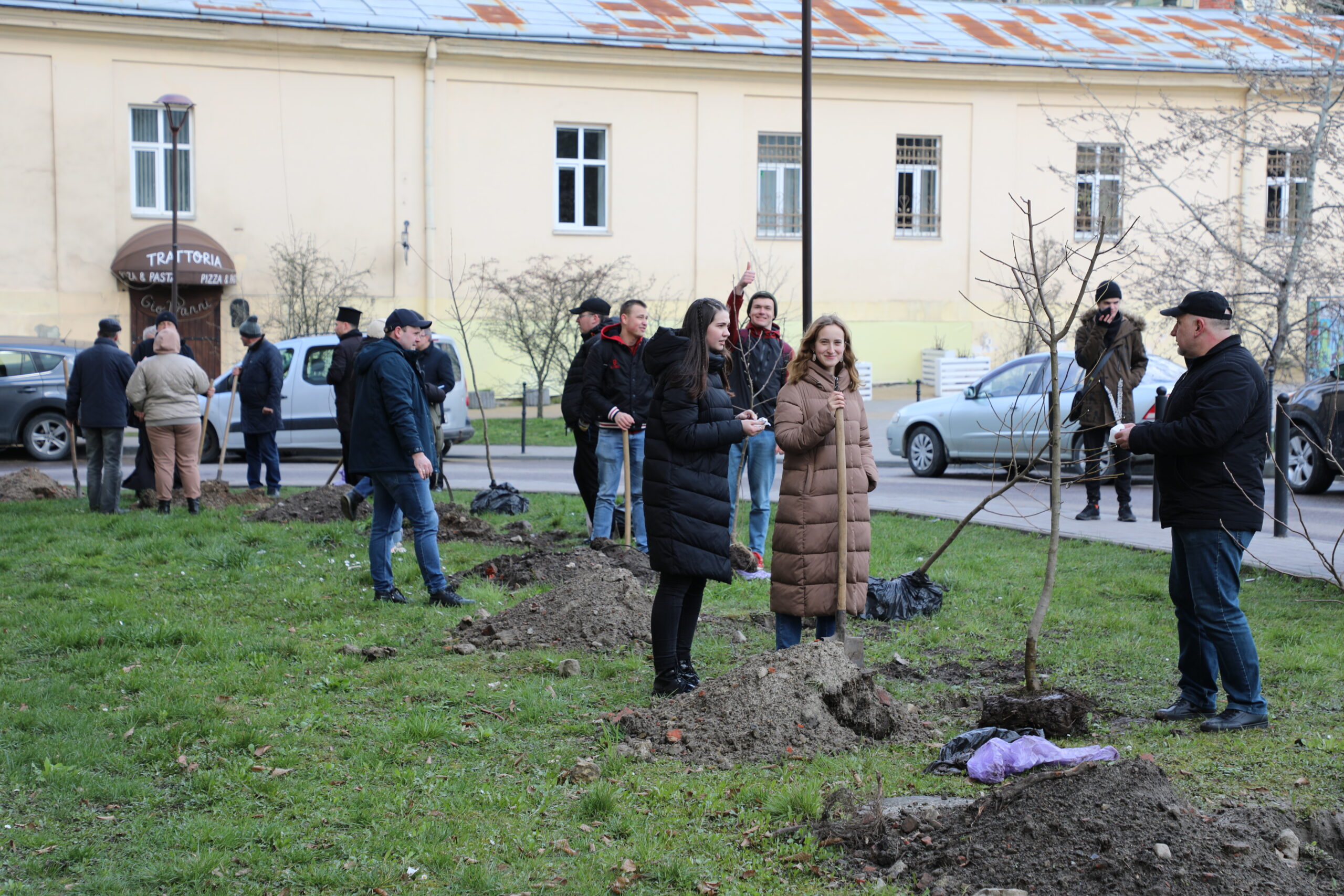 З нагоди року Блаженнішого Любомира Гузара духовенство та науковці висадили саджанці дерев З нагоди року Блаженнішого Любомира Гузара духовенство та науковці висадили саджанці дерев