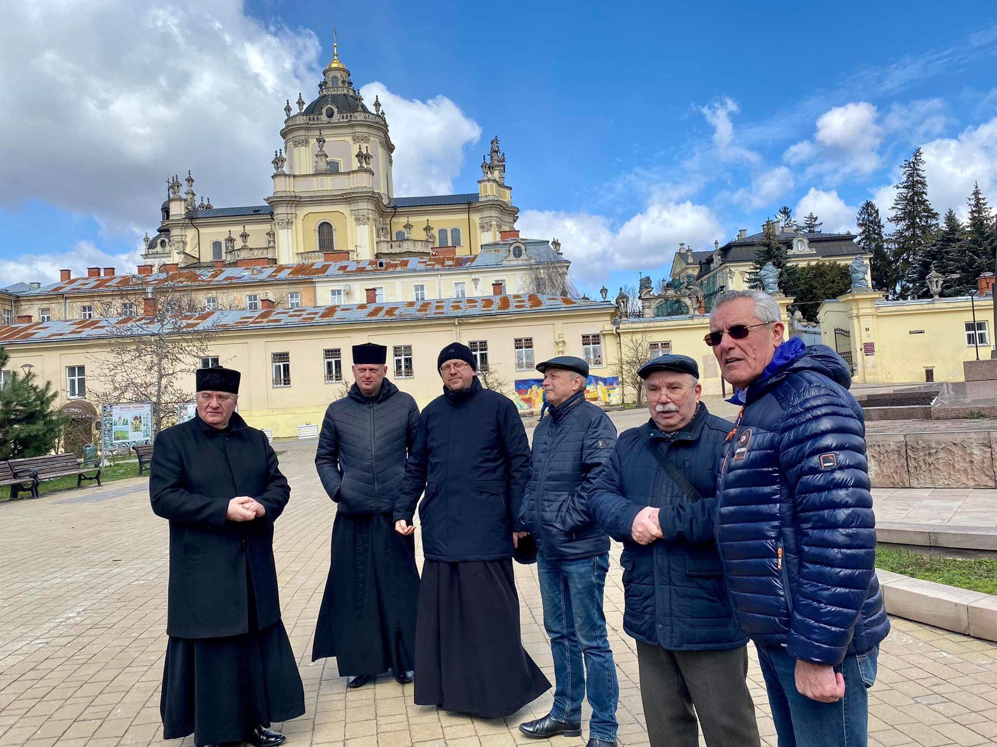 З нагоди року Блаженнішого Любомира Гузара духовенство та науковці висадили саджанці дерев З нагоди року Блаженнішого Любомира Гузара духовенство та науковці висадили саджанці дерев