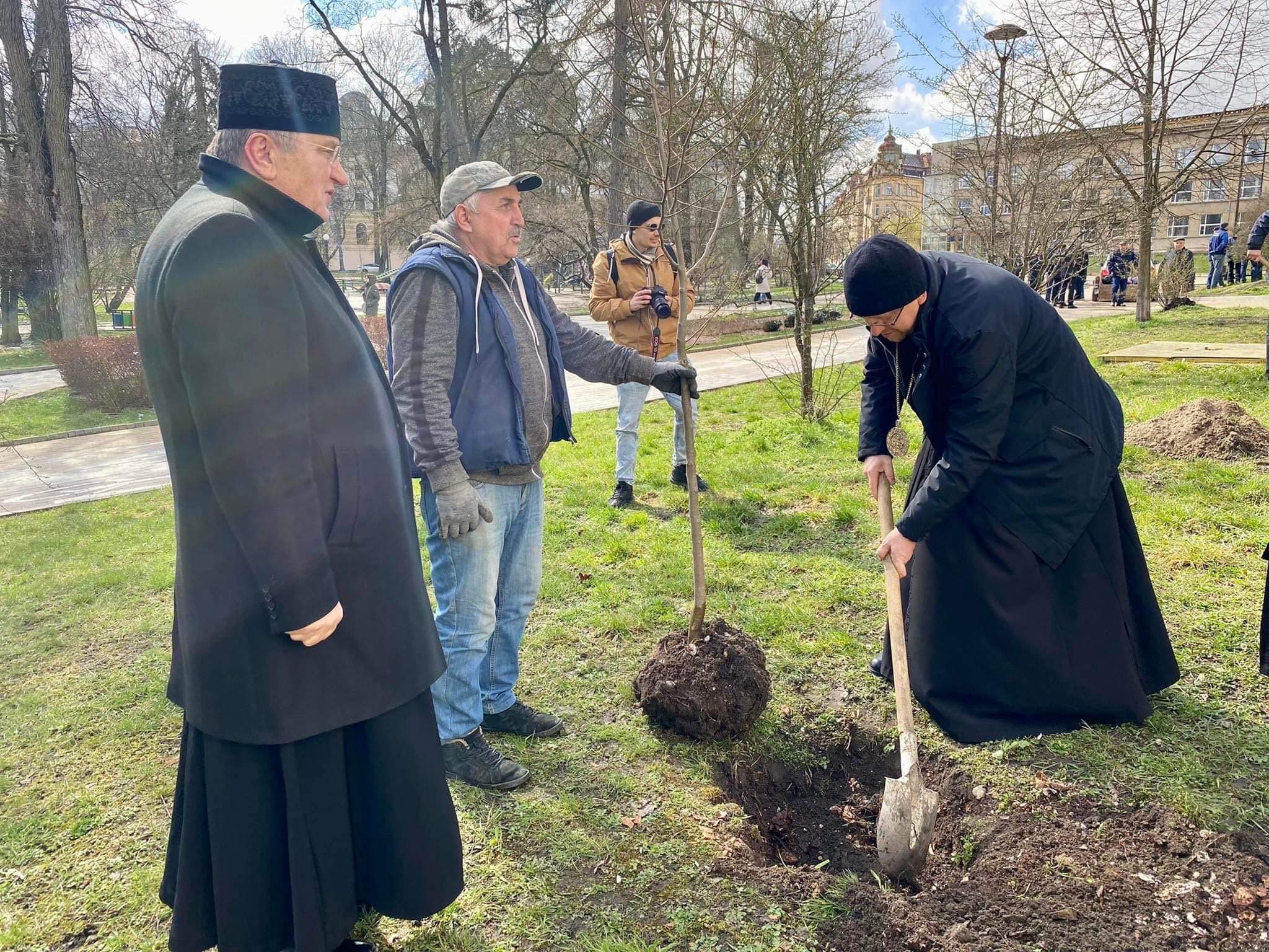 З нагоди року Блаженнішого Любомира Гузара духовенство та науковці висадили саджанці дерев З нагоди року Блаженнішого Любомира Гузара духовенство та науковці висадили саджанці дерев