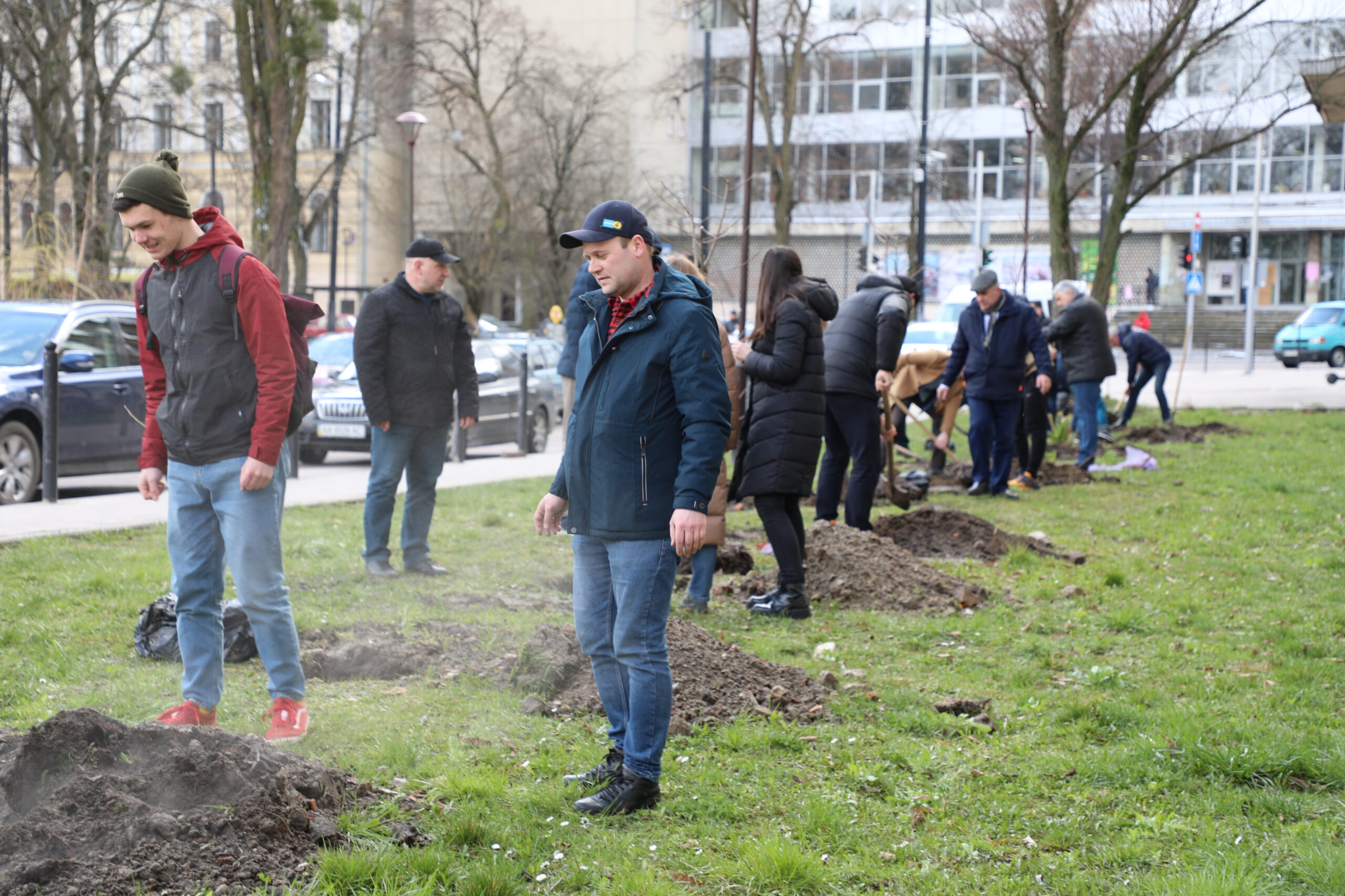З нагоди року Блаженнішого Любомира Гузара духовенство та науковці висадили саджанці дерев З нагоди року Блаженнішого Любомира Гузара духовенство та науковці висадили саджанці дерев