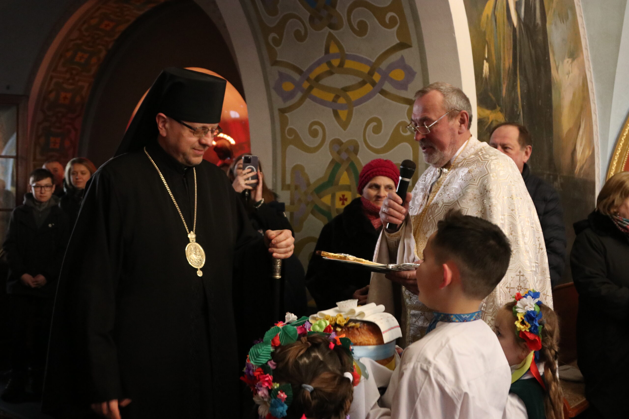 «Зверненням “Мій Сину!” Ісус дарує паралітику особисту любов і довіру», – Владика Володимир відвідав парафію Різдва Пресвятої Богородиці у Брюховичах «Зверненням “Мій Сину!” Ісус дарує паралітику особисту любов і довіру», – Владика Володимир відвідав парафію Різдва Пресвятої Богородиці у Брюховичах