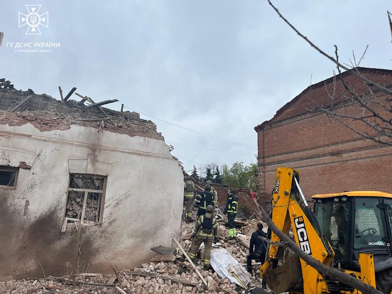 📣25 квітня ворог знову поцілив у цивільний об’єкт в м. Куп'янську. Внаслідок потрапляння ракети С-300 📣25 квітня ворог знову поцілив у цивільний об’єкт в м. Куп'янську. Внаслідок потрапляння ракети С-300