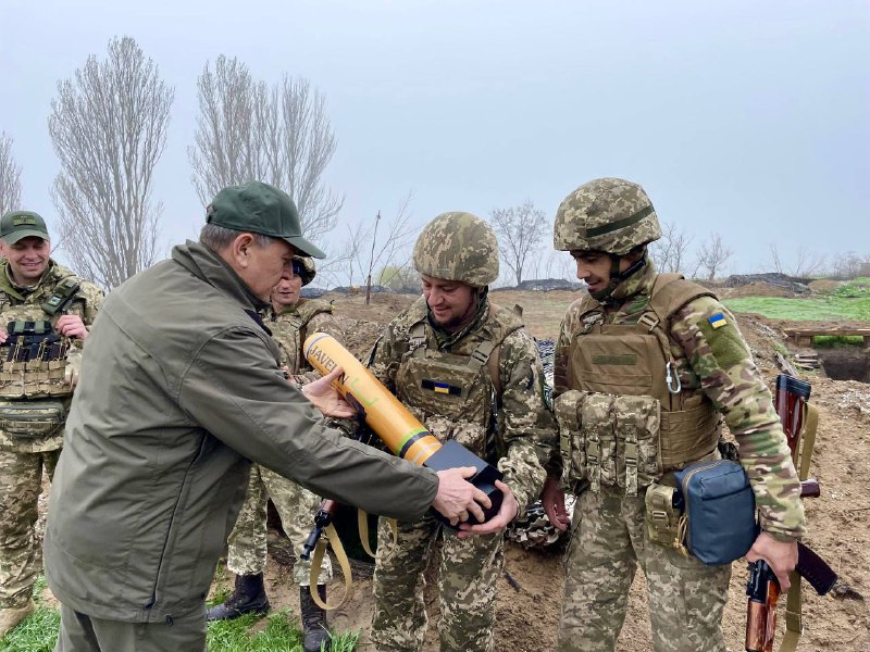 З щедрим Великоднім кошиком побував на бойових позиціях 121-ї бригади.
Передав вітання від усіх вас, друзі, від усієї Кіровоградщини. З щедрим Великоднім кошиком побував на бойових позиціях 121-ї бригади.
Передав вітання від усіх вас, друзі, від усієї Кіровоградщини.
