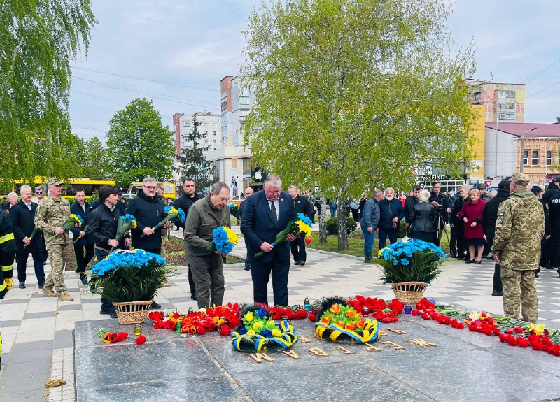 Доброго ранку всій Україні!
37 років аварії на Чорнобильській АЕС. Разом з ліквідаторами поклали квіти до меморіалу «Жертвам Чорнобиля» Доброго ранку всій Україні!
37 років аварії на Чорнобильській АЕС. Разом з ліквідаторами поклали квіти до меморіалу «Жертвам Чорнобиля»