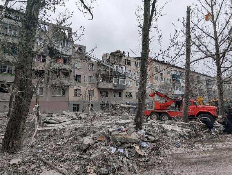 Ворожий обстріл Слов’янська: рятувальники ліквідовують наслідки та шукають людей під завалами Ворожий обстріл Слов’янська: рятувальники ліквідовують наслідки та шукають людей під завалами