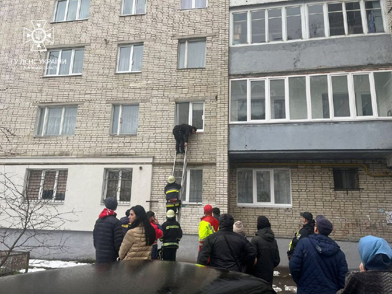 Рятувальники Львівщини допомогли потрапити у квартиру, де за зачиненими дверима знаходилась дитина Рятувальники Львівщини допомогли потрапити у квартиру, де за зачиненими дверима знаходилась дитина