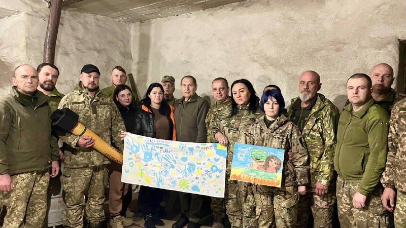 З щедрим Великоднім кошиком побував на бойових позиціях 121-ї бригади.
Передав вітання від усіх вас, друзі, від усієї Кіровоградщини. З щедрим Великоднім кошиком побував на бойових позиціях 121-ї бригади.
Передав вітання від усіх вас, друзі, від усієї Кіровоградщини.
