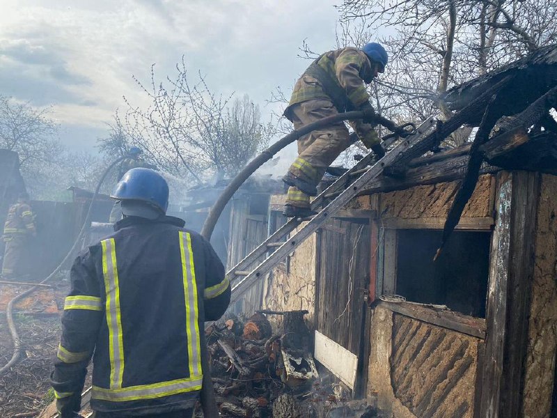 Протягом минулої доби рятувальники Донеччини ліквідували 2 пожежі, що виникли внаслідок обстрілів⤵️ Протягом минулої доби рятувальники Донеччини ліквідували 2 пожежі, що виникли внаслідок обстрілів⤵️